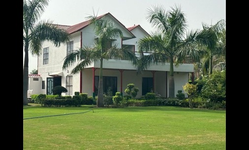 Comparison of farmhouse properties in Noida and Greater Noida with green landscapes and expressway connectivity